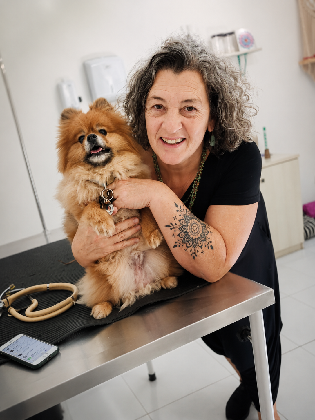 Carmen no consultório com paciente